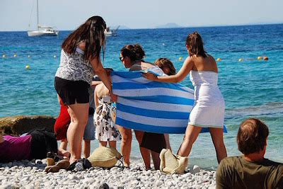 SI TOGLIE IL COSTUME AL MARE PER...